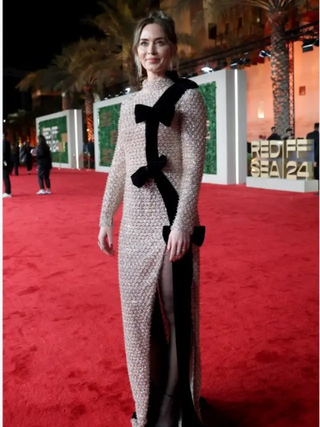 Emily Blunt di karpet merah Red Sea International Film Festival di Arab Saudi 2024. (Patrick Baz / Red Sea Film Festival / AFP)