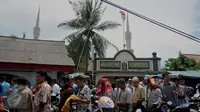 Sejumlah peziarah dan pengunjung saat memasuki Masjid Luar Batang di daerah Pasar Ikan, Jakarta Utara, (1/4). Masjid ini sering didatangi peziarah dari berbagai pelosok tanah air. (Liputan6.com/Gempur M Surya)