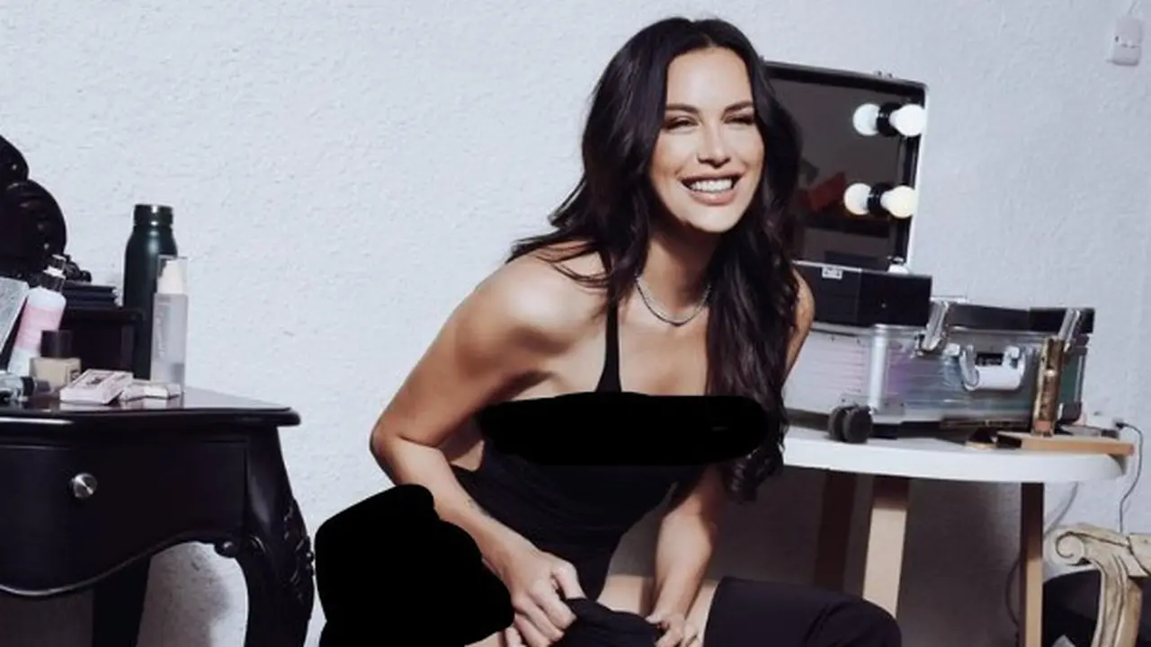 Sophia Latjuba dengan baju renang yang diunggah 20 Oktober 2022