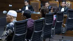 Tersangka suap DPRD Sumut, Rijal Sirait, Fadly Nurzal, Rooslynda Marpaung dan Rinawati Sianturi (kiri ke kanan) mengikuti sidang perdana di Pengadilan Tipikor, Jakarta, Rabu (21/11). Sidang mendengar pembacaan dakwaan. (Liputan6.com/Helmi Fithriansyah)