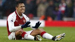 Alexis Sanchez. Striker Cile yang memperkuat Arsenal selama 3,5 musim mulai 2014/2015 ini dilepas secara gratis ke Manchester United sebagai bagian barter dengan Henrikh Mkhitaryan pada tengah musim 2017/2018. Hal ini terjadi lantaran buntunya negosiasi kontrak baru. (AFP/Ian Kington)