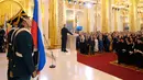 Suasana saat Vladimir Putin memberi sambutan dalam upacara pelantikannya sebagai presiden baru Rusia di Kremlin, Moskow, Rusia, Senin (7/5). Pelantikan Putin dihadiri sekitar 5.000 tamu undangan. (Alexei Druzhinin, Sputnik, Kremlin Pool Photo via AP)