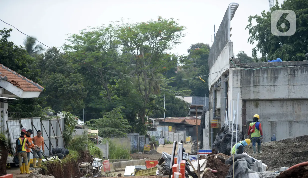 Aktivitas pekerja saat menyelesaikan proyek pembangunan jembatan di atas Jalan Tol Serpong-Cinere di Serua, Tangerang Selatan, Banten, Kamis (12/11/2020). Jembatan tersebut dibangun untuk menghubungkan jalan utama Serua dan Ciater. (merdeka.com/Dwi Narwoko)