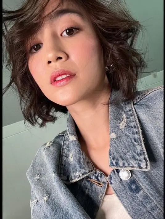 Tak tanggung-tanggung, rambut panjangnya kini dipotong cukup pendek di atas bahunya.[@febbyrastanty]