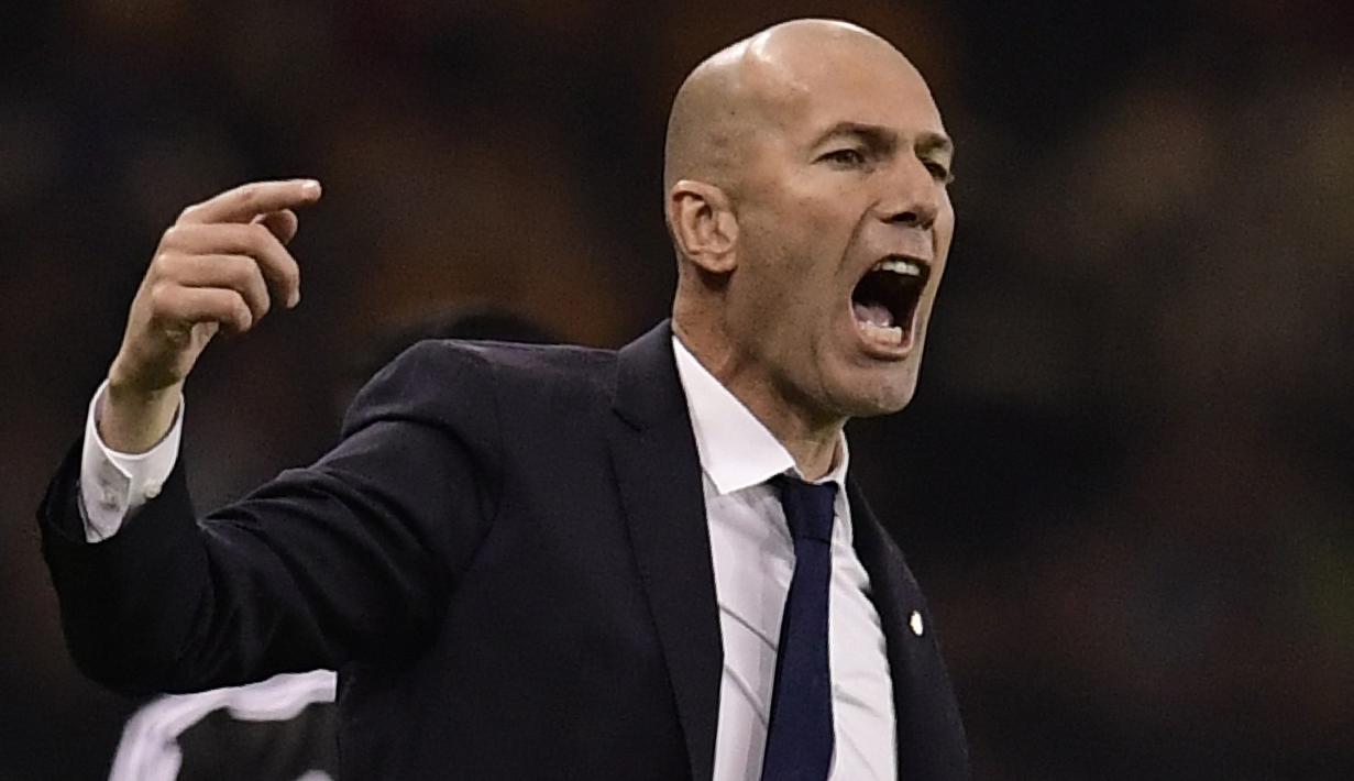 Zinedine Zidane (23 juta euro) - Pelatih yang sukses membawa Real Madrid menjuarai sejumlah kompetisi ini mendapatkan bayaran 23 juta euro dalam setahun. (AFP/Javier Soriano)