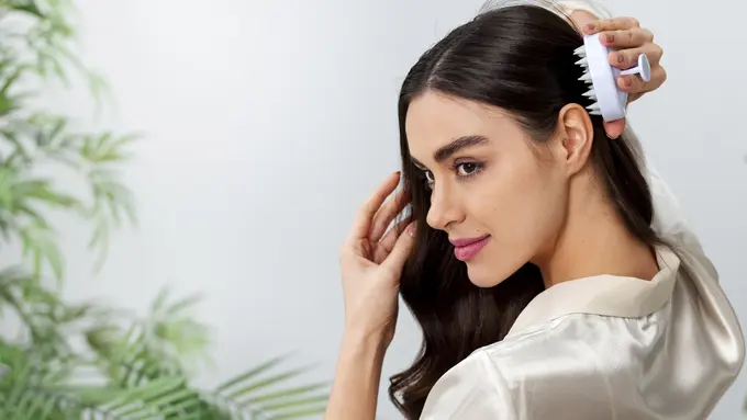 5 Kebiasaan Sepele yang Bisa Merusak Akar Rambut - Cover