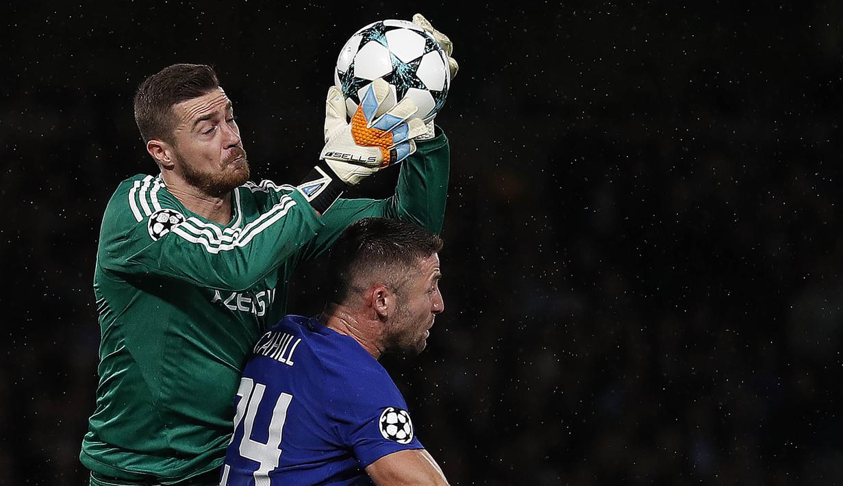 Kiper Qarabag, Ibrahim Sehic, mengamankan bola dari sundulan bek Chelsea, Gary Cahill, pada laga Liga Champions di Stadion Stamford Bridge, London, Selasa (12/9/2017). Chelsea menang 6-0 atas Qarabag. (AFP/Adrian Dennis)