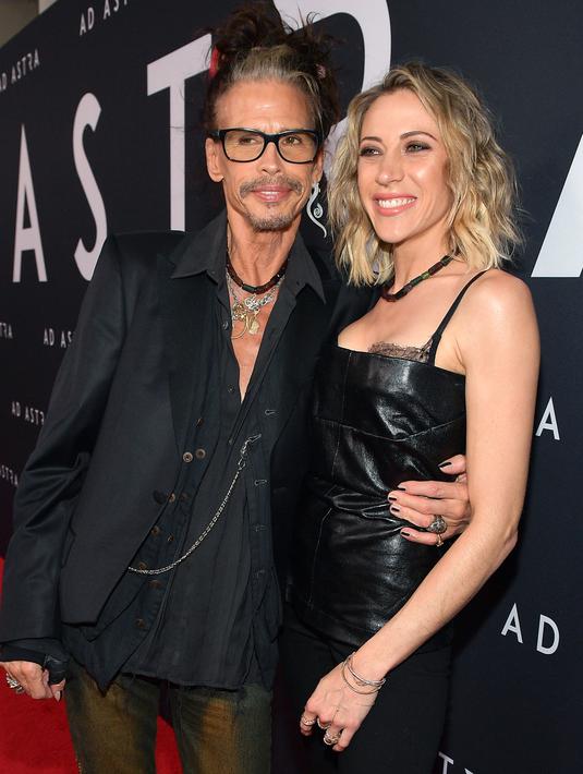 Vokalis band Aerosmith, Steven Tyler bersama pacarnya, Aimee Preston pada gala premiere film "Ad Astra" di The Cinerama Dome, Los Angeles, Rabu (18/9/2019). Steven Tyler tampak mesra dengan kekasih mudanya yang berusia 30 tahun tersebut. (Matt Winkelmeyer/GETTY IMAGES/AFP)