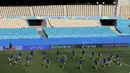 Para pemain Slovakia melakukan pemanasan saat sesi latihan di Stadion La Cartuja, Seville, Spanyol, Selasa (22/6/2021). Slovakia akan menghadapi Spanyol pada pertandingan Grup E Euro 2020, Rabu 23 Juni 2021. (Jose Manuel Vidal/Pool via AP)
