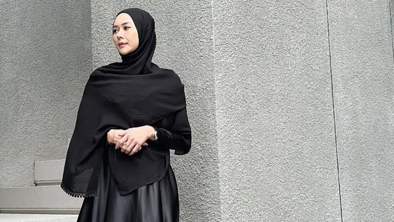 Potret Aura Kasih Pakai Hijab Hitam Ini Terlihat Anggun, Banjir Pujian