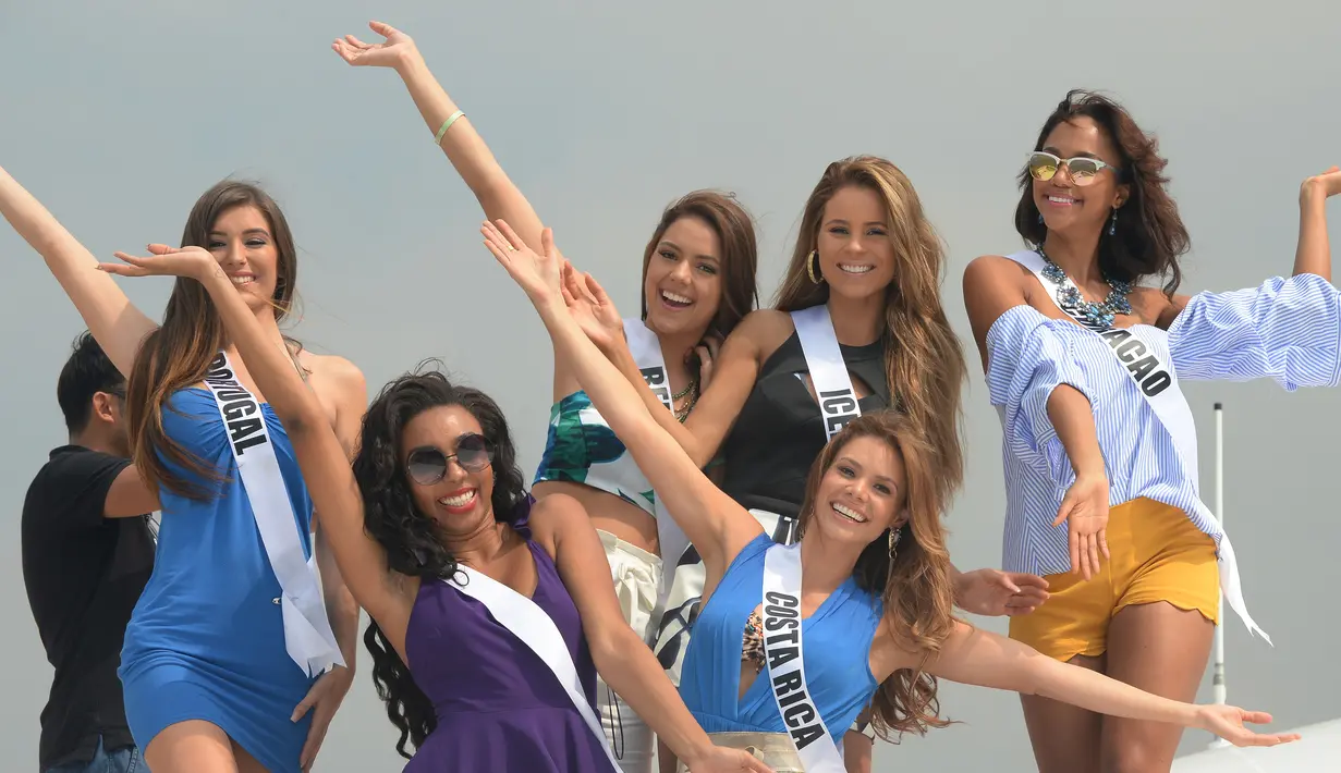 Para kontestan Miss Universe 2016 berpose di kapal pesiar saat bertamasya ke sebuah resor wisata pantai di Manila, Filipina (19/1). Kegiatan ini merupakan rangkaian acara Miss Universe 2016 jelang malam puncak 30 Januari 2017. (AFP Photo/Ted Aljibe)