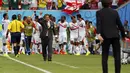 Pelatih Kosta Rika, Jorge Luis Pinto (menunjuk ke atas) ikut merayakan gol yang dicetak Bryan Ruiz saat berlaga di babak penyisihan Piala Dunia 2014 Grup D di Stadion Pernambuco, Recife, Brasil, (20/6/2014). (REUTERS/Yves Herman)
