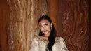 Dikenal dengan gaya yang selalu memadukan sisi feminin dan modern, kali ini Naura tampil memukau dalam balutan kebaya karya desainer ternama, Eddy Betty. [@nauraayu].