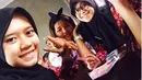 Lesti Kejora saat masih SMA memang memakai kacamata. Potret ia tersenyum manis saat bersama teman-temannya ini curi perhatian. Banyak warganet pangling melihat potret Lesti Kejora saat SMA pakai kacamata. (Liputan6.com/IG/lestykejora)