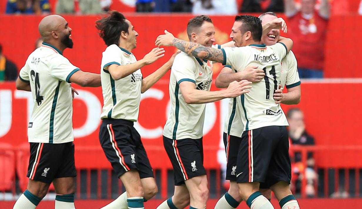 Mark Gonzalez (kanan) akhrinya sukses membawa Liverpool unggul menjadi 3-1. Gol pertamanya ia lesatkan lewat eksekusi bola mati dari luar kotak penalti. Sementara itu, gol keduanya tercipta usai berhasil meneruskan umpan dari Luis Garcia. (AFP/Lindsey Parnaby)