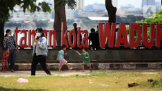 Anak-anak berlarian saat mengunjungi Taman Kota Waduk Pluit di Penjaringan, Jakarta Utara, Minggu (27/12/2020). Taman Kota Waduk Pluit dibuka kembali setelah di tutup pada libur Natal, namun banyak warga yang berwisata tidak menerapkan protokol kesehatan. (Liputan6.com/Johan Tallo)