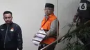 Yaqut Cholil Qoumas selesai diperiksa penyidik KPK selepas adzan maghrib waktu Jakarta. Tampak dalam foto, mantan Menteri Agama, Yaqut Cholil Qoumas, saat dibawa menuju mobil tahanan di Gedung Merah Putih Komisi Pemberantasan Korupsi (KPK), Jakarta, Kamis (12/3/2026). (Liputan6.com/Helmi Fithriansyah)