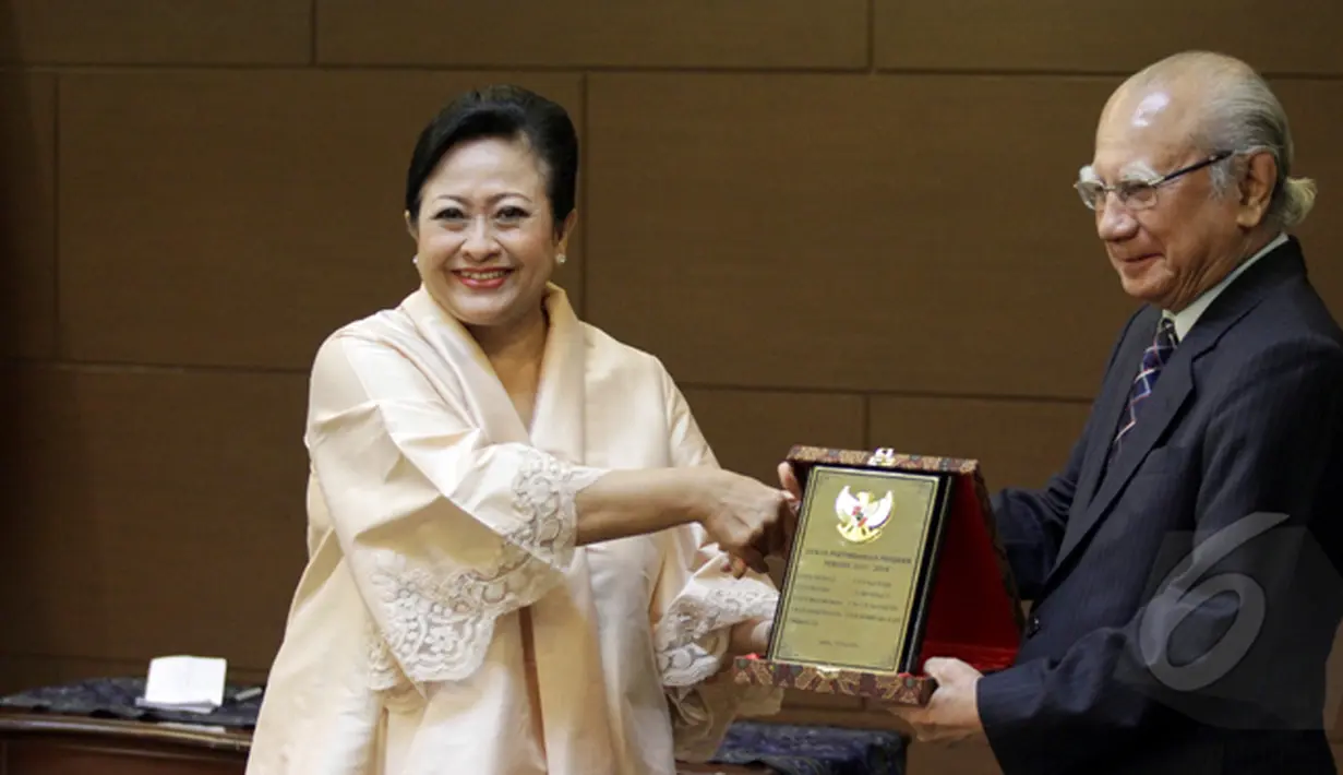 Ketua Wantimpres pemerintahan Jokowi Sri Adiningsih memberikan piagam penghargaan kepada Ketua Wantimpres pemerintahan SBY Emil Salim saat serah terima jabatan di Kantor Wantimpres Jakarta, Selasa (3/2/2015). (Liputan6.com/Faizal Fanani)