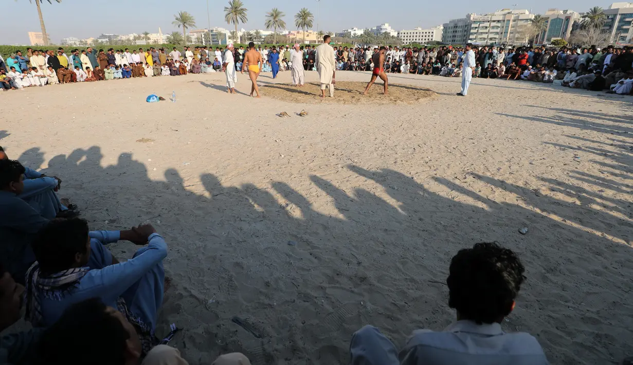 Sejumlah penonton kompetisi gulat Greco-Roman mingguan di Dubai (16/3). Dalam gulat Greco-Roman, pegulat hanya menggunakan tangan dan badan bagian atas untuk menyerang. (AFP Photo/Karim Sahib)