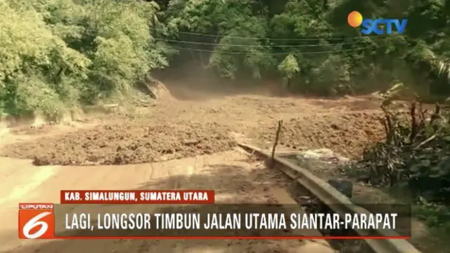 Longsor di Simalungun, Sumatra Utara mengakibatkan arus lalu lintas dari Balige menuju Parapat dan sebaliknya macet parah.