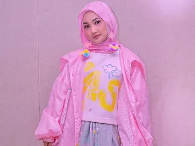 Wanita 23 tahun ini punya gaya outfit yang colorfull. Dengan penampilannya yang dominan warna pink, penampilan gadis kelahiran Jakarta ini pun terlihat ceria ya! (Liputan6.com/IG/@fatin30)