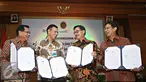 (ki-ka) Dirut BRI Asmawi Syam, Dirut BNI Achmad Bhaiquni, Menteri Agraria dan Tata Ruang Ferry Mursyidan Baldan, Dirut Bank Mandiri Budi G. Sadikin saat penandatanganan kerjasama (MoU) di Jakarta, Senin (1/2). (Liputan6.com/Immanuel Antonius)