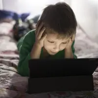 Terlalu banyak screen time dapat mengurangi kesempatan anak untuk berimajinasi. (Foto/Dok: freepik.com)