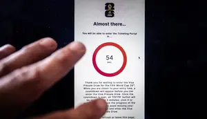 Foto ilustrasi ini menunjukkan jam hitung mundur di situs web FIFA bagi para penggemar sepak bola yang ingin mendaftar tiket Piala Dunia FIFA 2026 di Mexico City pada 10 September 2025. Pendaftaran kini telah dibuka untuk berpartisipasi dalam undian tiket Piala Dunia FIFA 2026, yang akan diselenggarakan di Meksiko, Amerika Serikat, dan Kanada, dengan pertandingan pembukaan berlangsung di Stadion Azteca di Mexico City pada 11 Juni 2026. (CARL DE SOUZA/AFP)