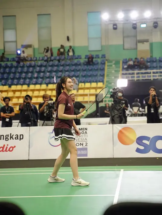 Aaliyah memadukan kaus warna marunnya dengan rok pendek warna hitam dan sepatu warna putih. Rambutnya ditata bergaya ponytail sederhana. [@aaliyah.massaid]