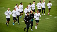 Para pemain Jerman melakukan pemanasan selama sesi latihan di Dortmund, Jerman, Senin (7/10/2019). Jerman akan menghadapi Argentina dalam laga persahabatan di Signal Iduna Park pada 10 Oktober 2019. (Ina FASSBENDER/AFP)