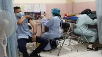Pelaksanaan vaksinasi di Puskesmas Dinoyo, Kota Malang, yang menyasar petugas pelayanan publik (Humas Pemkot Malang)