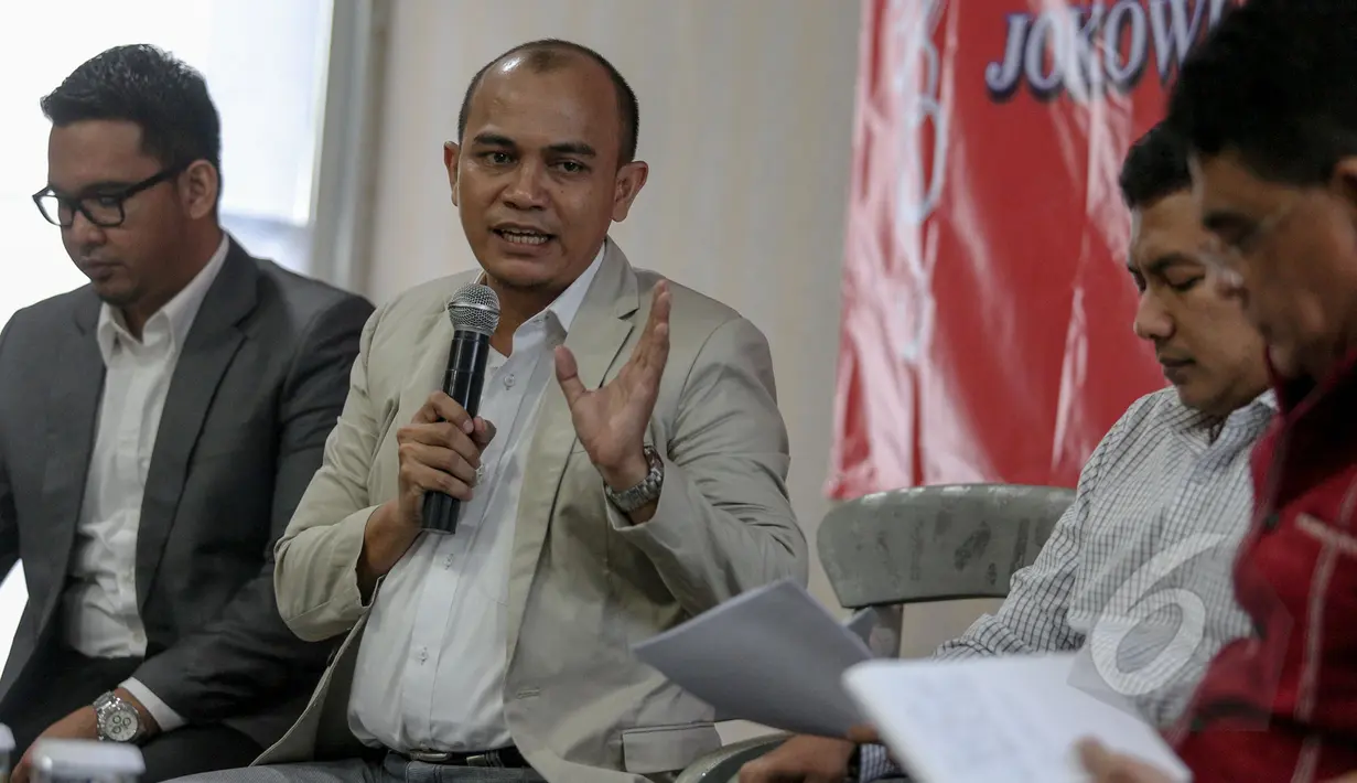Direktur Eksekutif PolcoMM Institute, Heri Budianto memaparkan hasil survei "Kinerja dan Komunikasi Menteri Jokowi: Publik Tahu atau Tidak ?" di Jakarta (11/5/2015). Diskusi memaparkan kinerja para menteri Kabinet Kerja. (Liputan6.com/Faizal Fanani)