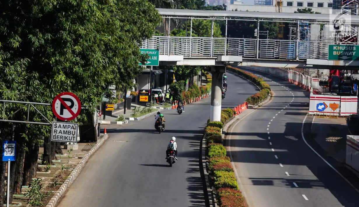 Sejumlah kendaraan melintas di kawasan Kuningan, Jakarta, Senin (1/1).  Kondisi lalu lintas di Jakarta saat libur Tahun Baru ini terpantau lengang dibanding hari-hari biasanya yang kerap menjadi simpul kemacetan. (Liputan6.com/Faizal Fanani)