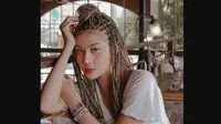 Awkarin mengaku kesakitan saat memasang hair extension demi gaya rambut cornrows itu. (dok. Instagram @awkarin/https://www.instagram.com/p/BxZOvJZjAUP/Dinny Mutiah)