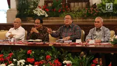 Menteri PPN/Kepala Bappenas Bambang Brodjonegoro (kedua kanan) memberikan keterangan pers terkait pemindahan Ibu Kota di Istana Negara, Jakarta, Senin (26/8/2019). Pemerintah berkomitmen tidak akan menggunakan APBN yang bersumber dari penerimaan pajak. (Liputan6.com/Angga Yuniar)