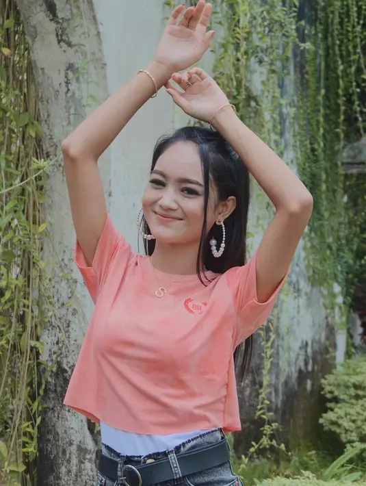 Pelantun lagu Ditinggal Pas Sayang Sayange memang selalu tampil ekspresif saat difoto. Tidak heran jika gaya ekspresifnya ini membuat netizen terkesima. Terlebih, saat berfoto Safira Inema selalu menampilkan senyum manis. (Liputan6.com/IG/@safirainema_)