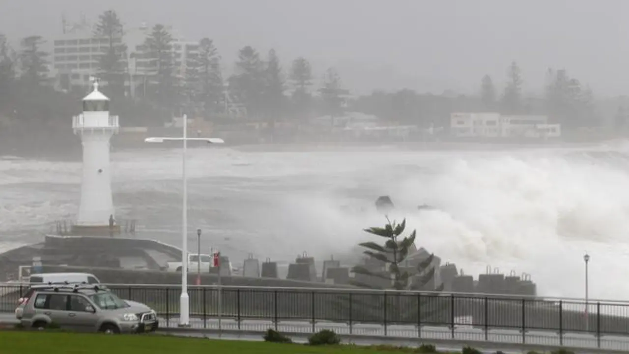 Badai Hantam Pantai Timur Sydney, Ratusan Penduduk Dievakuasi