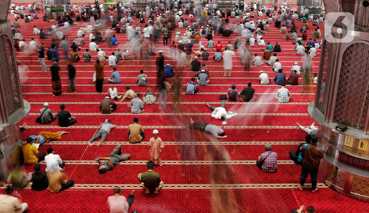 Mereka memanfaatkan waktu istrahat sebelum melanjutkan aktivitas pekerjan. (Liputan6.com/Angga Yuniar)