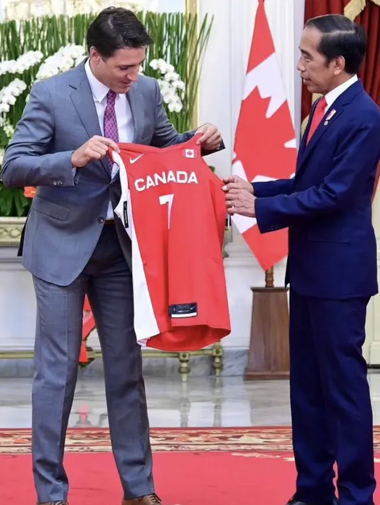 Dalam pertemuan tersebut, Jokowi memberikan Jersey merah dengan tulisan Jokowi 7 di bagian belakang, sedangkan di bagian depan bertuliskan Canada 7.  [@jokowi]