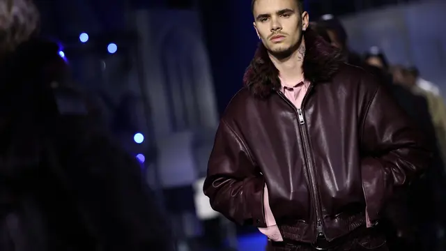 Aksi Romeo Beckham Tutup London Fashion Week Berbalut Jaket Bomber Kulit Burberry