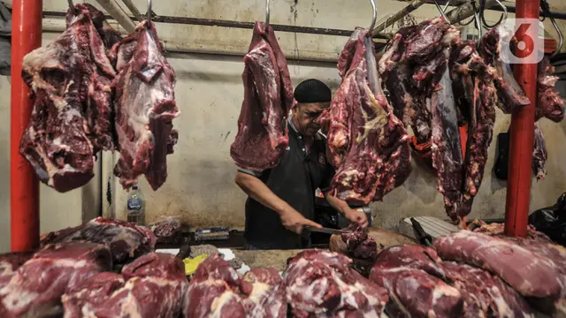 FOTO: Penjualan Daging Sapi di Pasar Senen Merosot Akibat Virus PMK