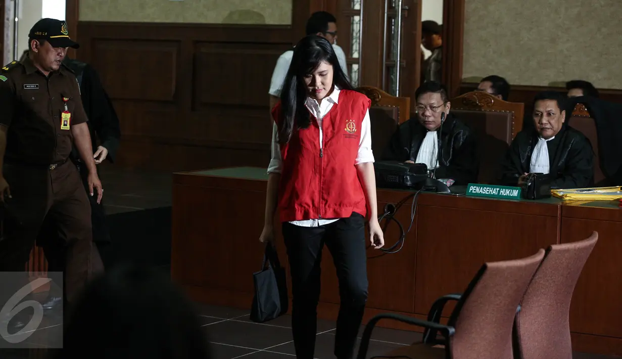 Terdakwa kasus pembunuhan Wayan Mirna Salihin, Jessica Kumala Wongso, bersiap menjalani persidangan ketiga di  Pengadilan Negeri Jakarta Pusat, Selasa (28/6). Sidang ini beragenda putusan sela yang dibacakan Majelis Hakim. (Liputan6.com/Faizal Fanani)