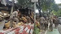 Satpol PP Tertibkan Bangunan Liar di Jalan Raya Juanda Depok