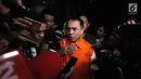 Gubernur Aceh, Irwandi Yusuf menjawab pertanyaan seusai pemeriksaan di gedung KPK, Jakarta, Kamis (5/7). Irwandi yang mengenakan rompi tahanan mengklaim tak pernah menerima suap terkait proyek yang bersumber dari DOKA 2018. (Merdeka.com/Dwi Narwoko)