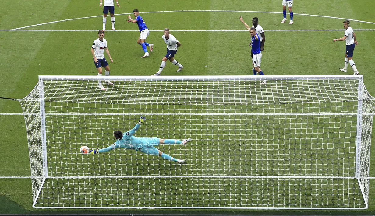 Kiper Tottenham Hotspur Hugo Lloris melakukan penyelamatan saat menghadapi Leicester City pada pertandingan Premier League di Stadion Tottenham Hotspur, London, Minggu (19/7/2020). Tottenham Hotspur mencukur Leicester City 3-0. (/Pool Photo via AP)