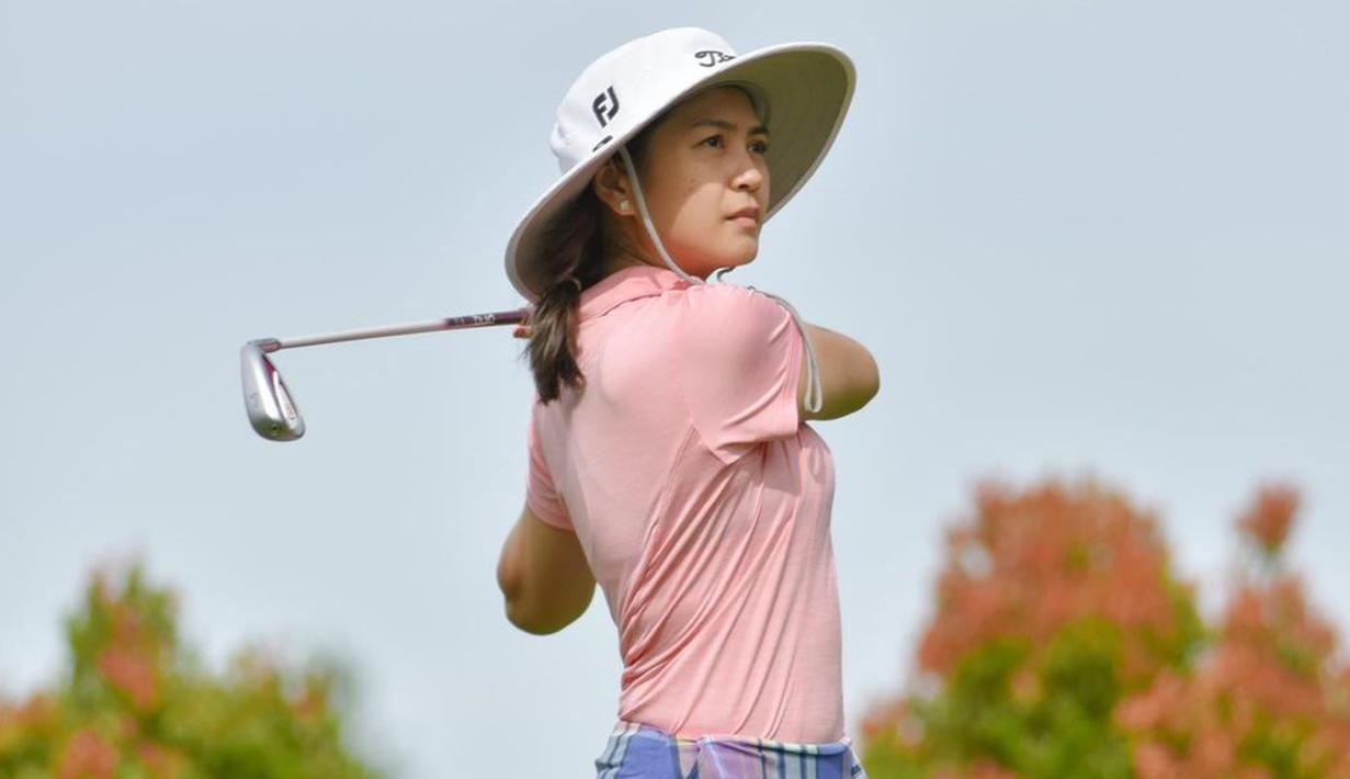 Mantan pramugari ini beberapa kali mengunggah foto saat dirinya tengah bermain golf di akun Instagram pribadinya. Penampilan Tyara Renita saat tengah bermain golf ini juga berhasil mencuri perhatian netizen.(Liputan6.com/IG/@tyararenata)