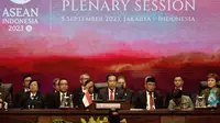 Dia mengatakan hal yang wajar apabila ada perbedaan pendapat dalam kesatuan. Jokowi menyebut perbedaan merupakan bagian dari demokrasi dan menunjukkan kedudukan yang setara dalam keluarga. (Willy Kurniawan/Pool Photo via AP)
