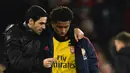 Manajer Arsenal, Mikel Arteta, berdiskusi dengan Reiss Nelson usai melawan Bournemouth pada laga Premier League di Stadion Vitality, Bournemouth, Kamis (26/12). Kedua klub bermain imbang 1-1. (AFP/Glyn Kirk)