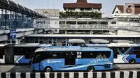 Bus Transjakarta berhenti di shelter Harmoni, Jakarta, Minggu (2/8/2020). PT Transjakarta akan menambah armada sebanyak 155 mengantisipasi lonjakan pelanggan saat diberlakukan kebijakan ganjil genap di sejumlah ruas jalan utama Jakarta pada Senin, 3 Agustus 2020. (merdeka.com/Iqbal Nugroho)