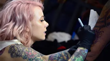 Seniman Megan Massacre membuat tato saat berpartisipasi dalam "New York Ink" di edisi 5 Konvensi Internasional Paradise Tatto, di San Antonio de Belen, San Jose, (8/5). Lebih dari 300 seniman tato berpartisipasi di acara ini.(AFP PHOTO/Ezequiel Becerra)